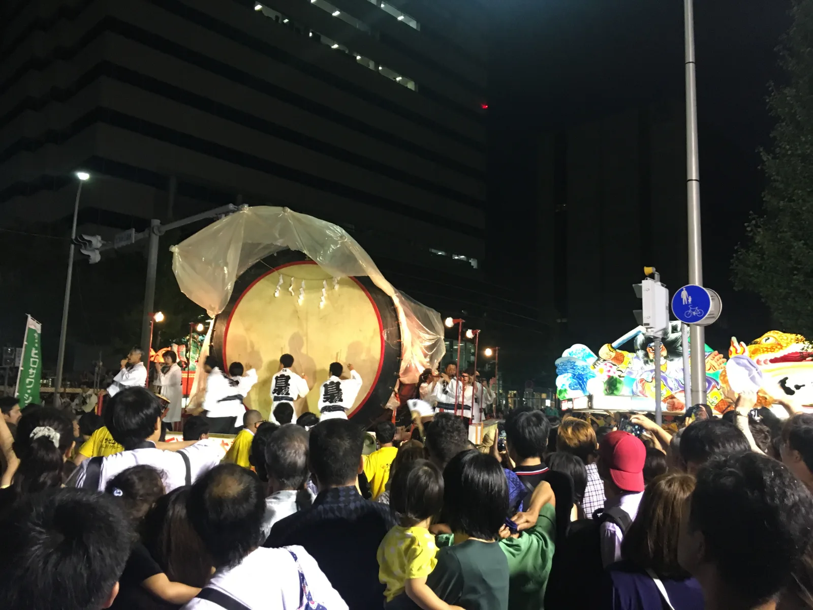 巨大な太鼓が響きます